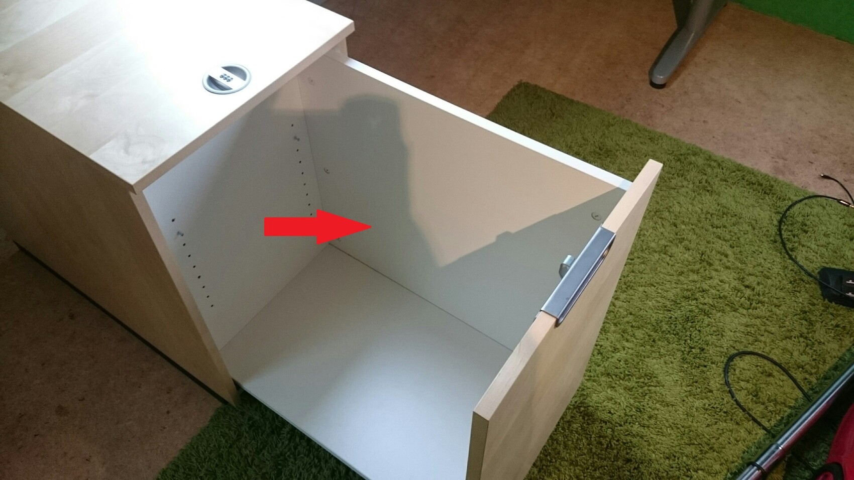 Offener Unterschrank mit Innenausbau und Lochreihen für Regalboden