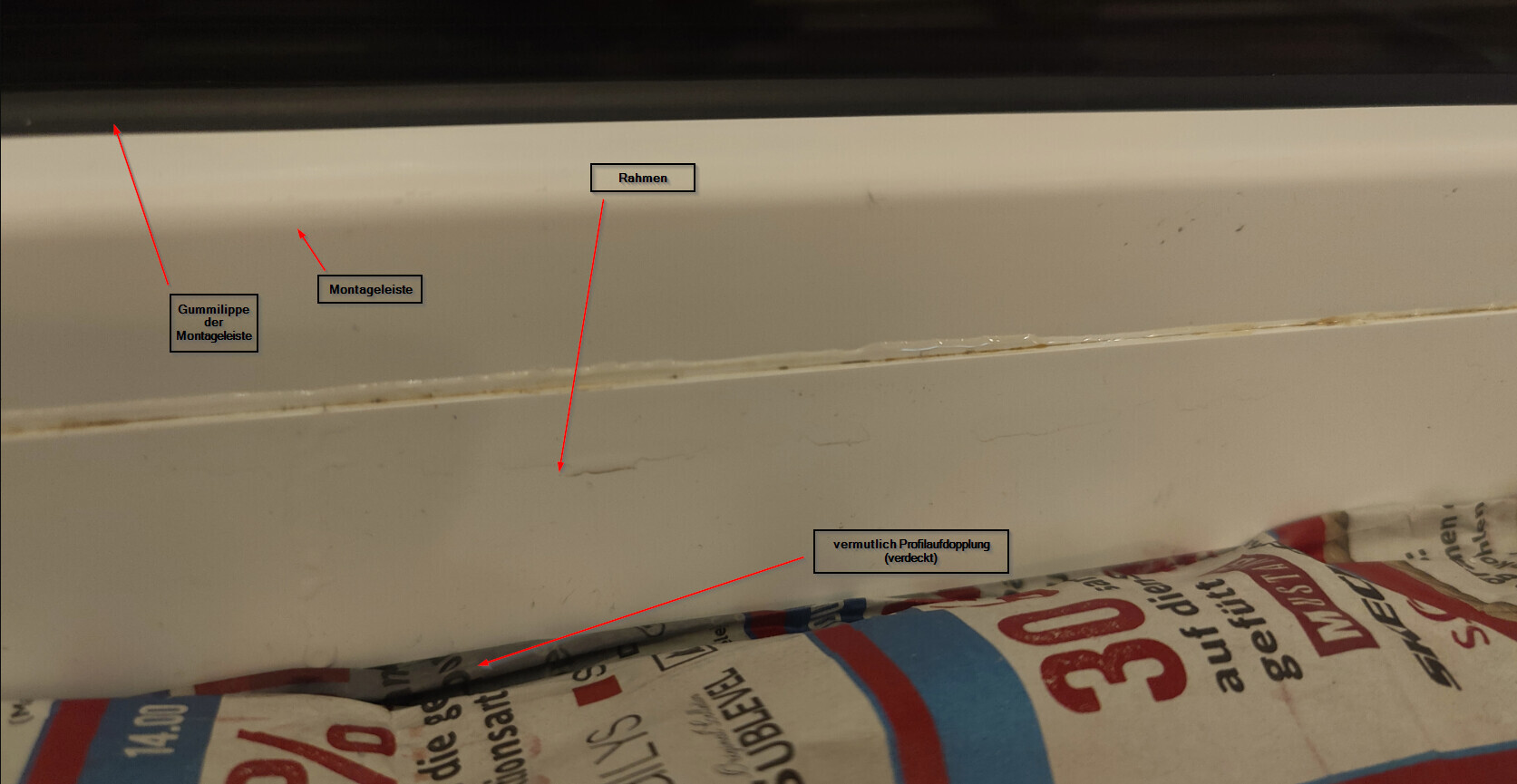 Nahaufnahme eines Montagesystems mit Rahmen, Montageleiste und Gummilippe.