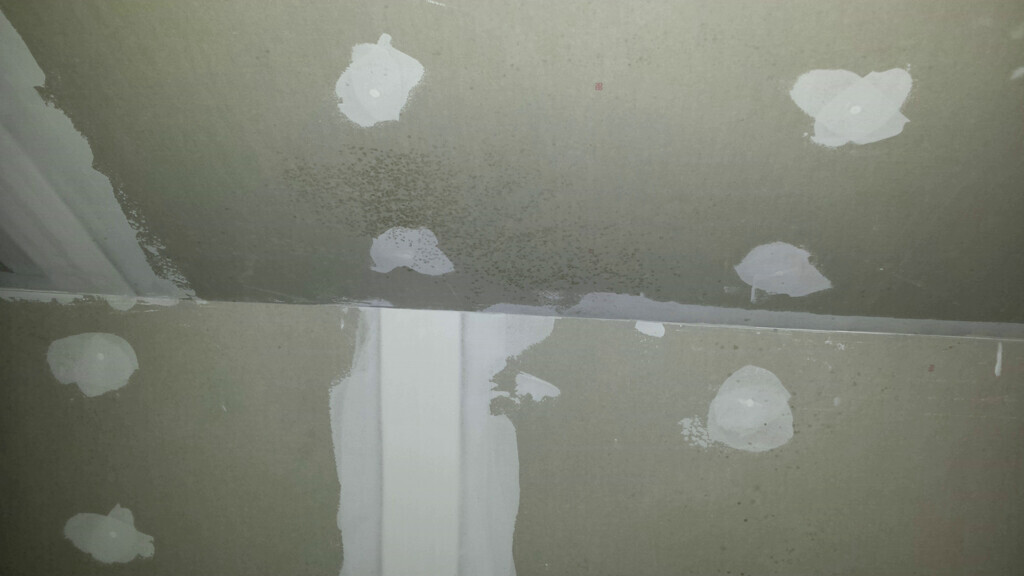 Unfertige Innenwand mit Spachtelarbeiten an Trockenbauplatten