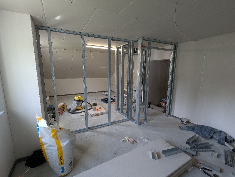 Innenausbau im Bau: Metall-Ständerwände werden montiert, Innenbereich im Rohbau.