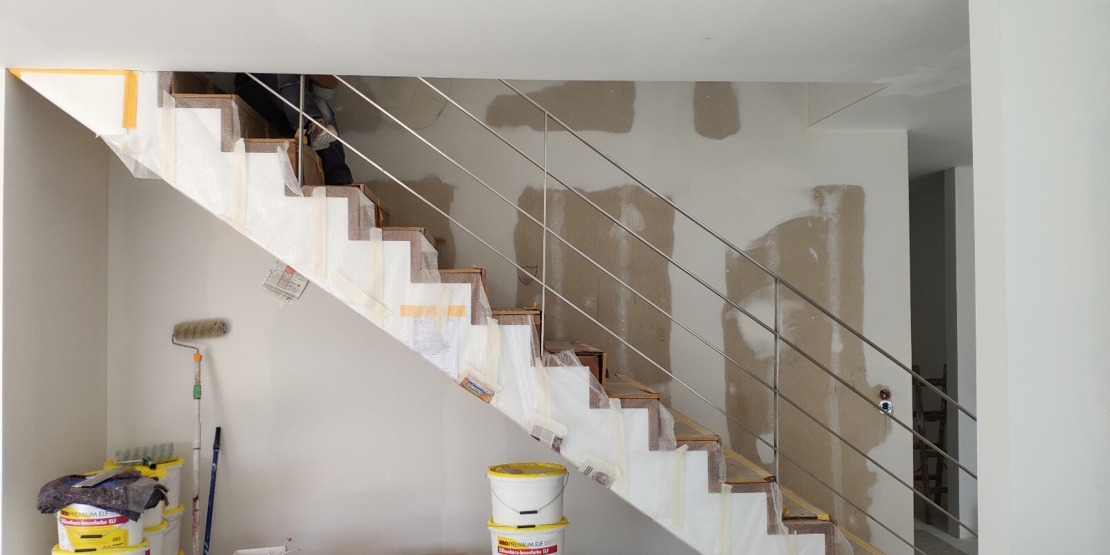innenausbau-umbau-stahltreppe-bauarbeiten-roller-eimer.jpg