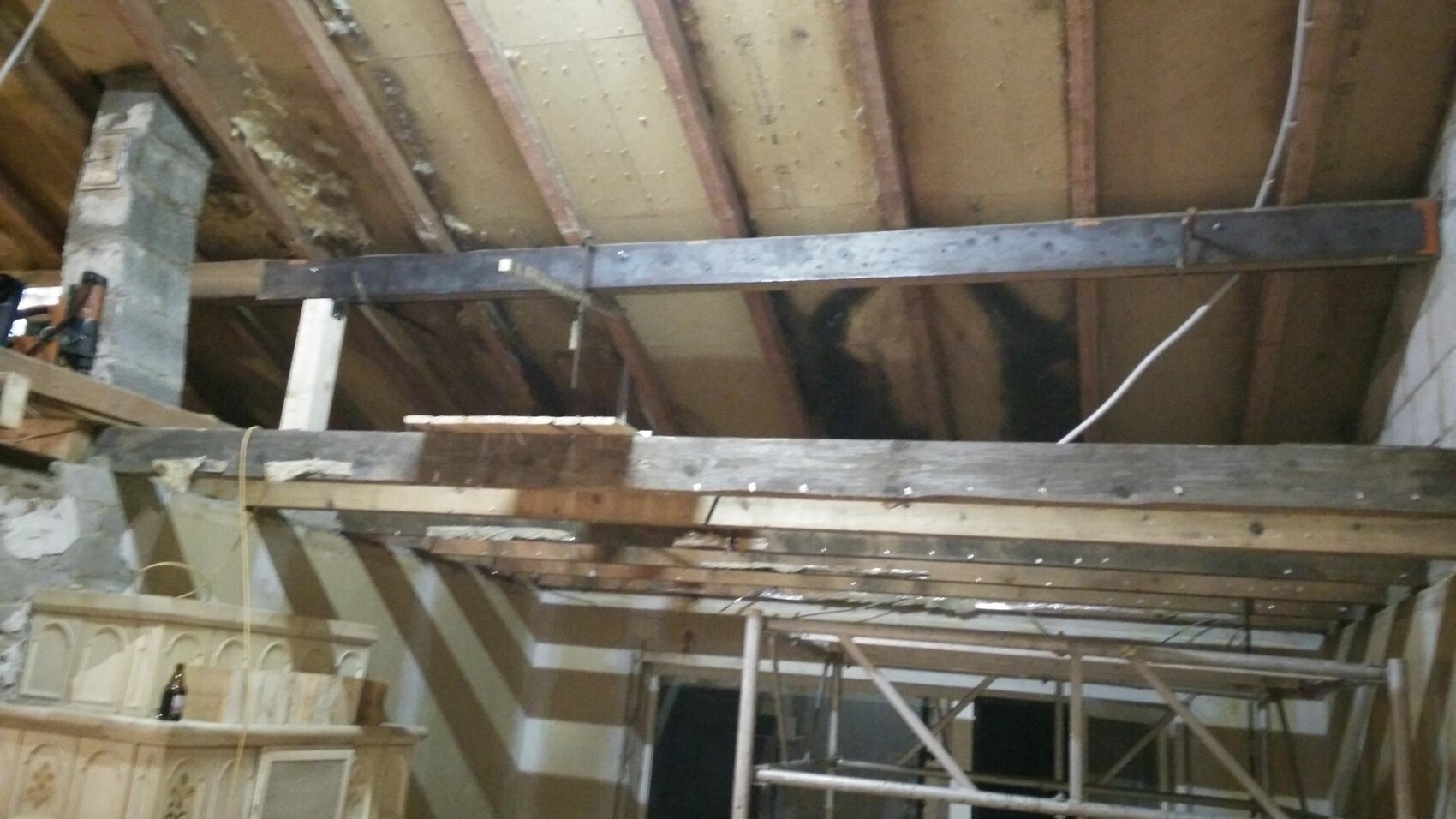 Baubereich mit freiliegenden Holzbalken Deckenbalken und Gerüst im Rohbau
