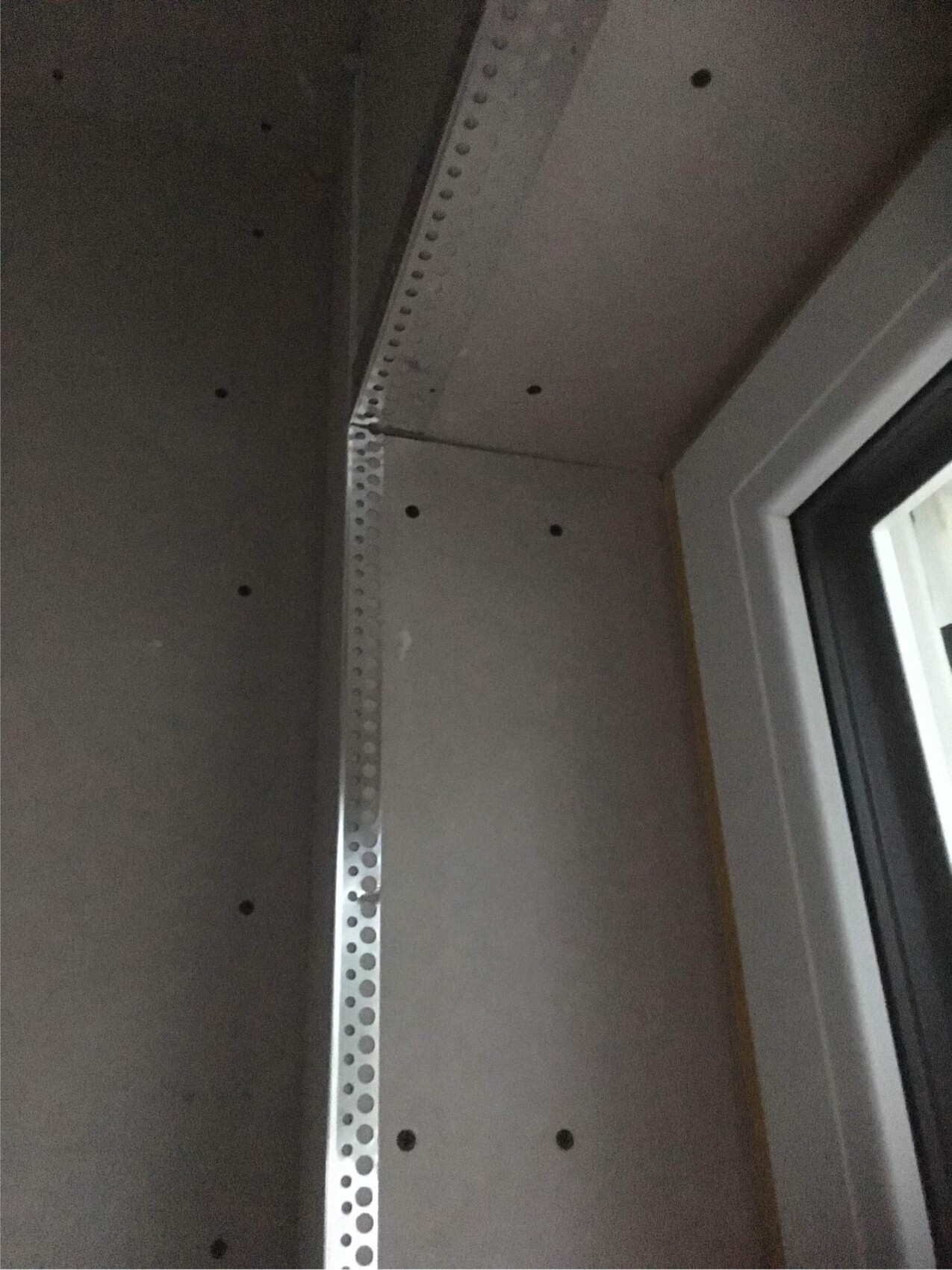 Innenausbau: Metallprofile an Wandunterkonstruktion nahe Fenster