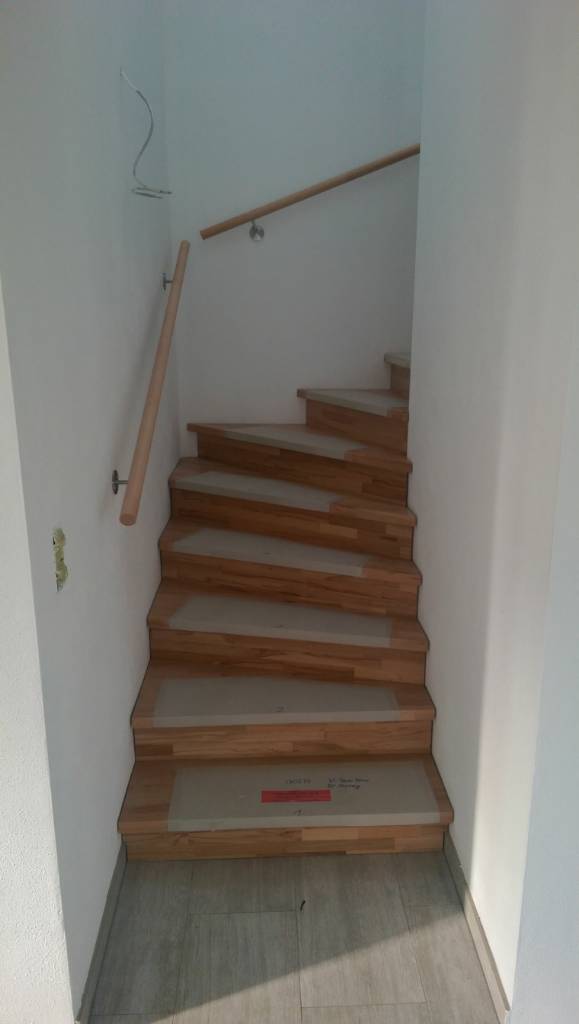 innenbereich-stufen-holz-treppenhaus-unterkonstruktion.jpg