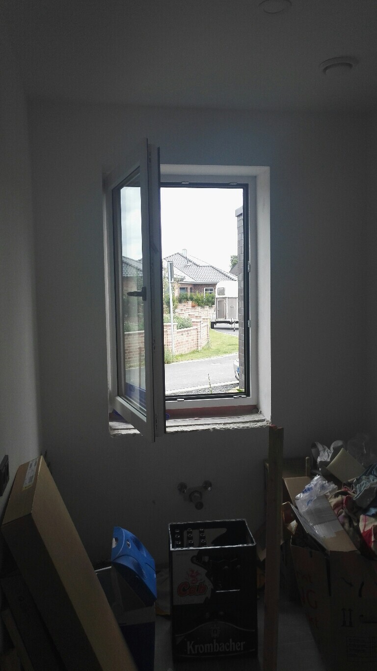 Innenraum im Bau- und Renovierungsbereich mit offenem Fenster