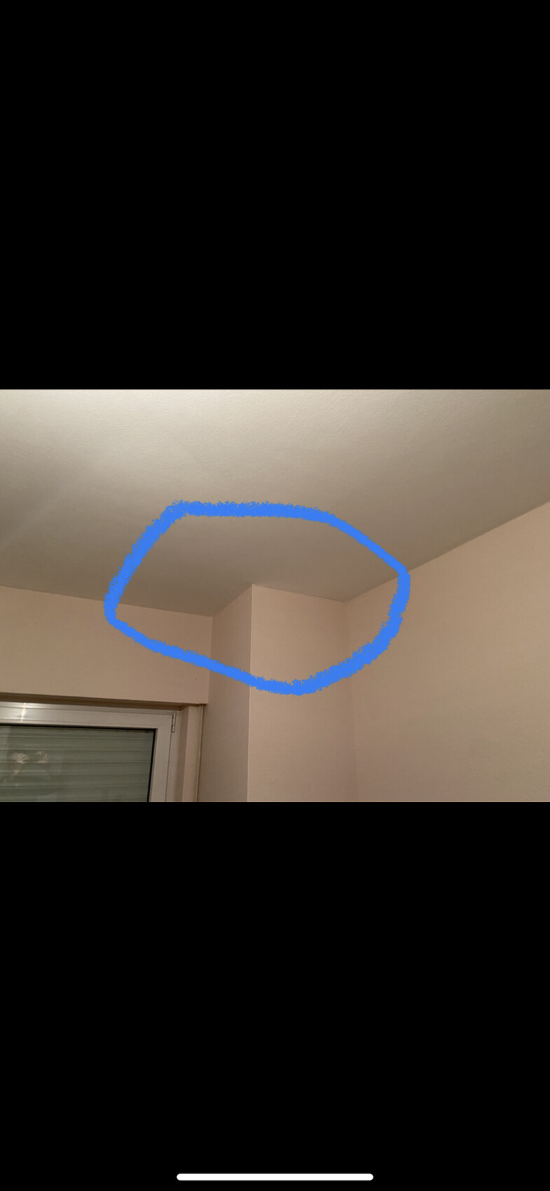 Innenraum-Eck mit Wandvorsprung nahe der Decke; blau markierter Bereich hebt den Übergang hervor.