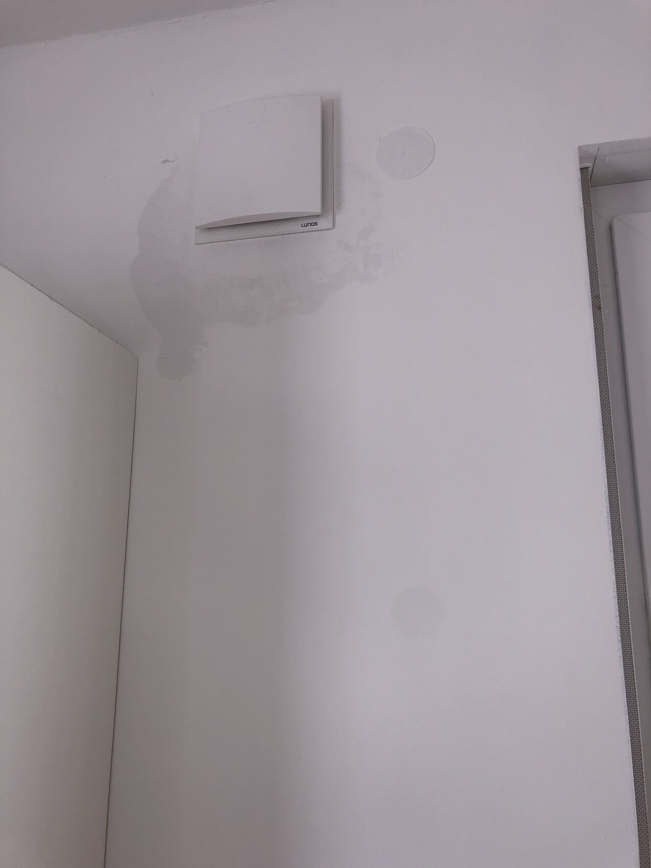 Weisser Innenraum mit Lunos-Wandventilator an der Wand