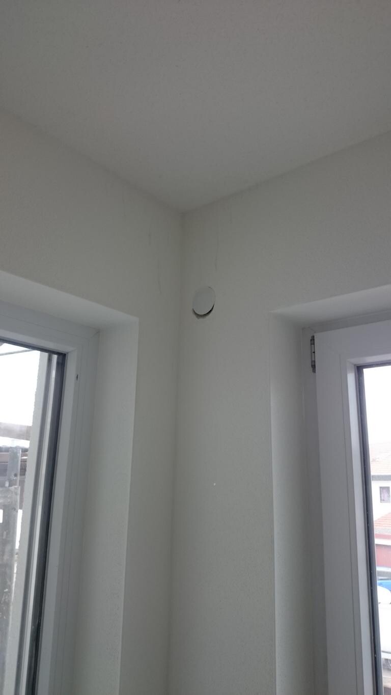 Innenraum-Ecke mit Fenstern und runder Wandöffnung sichtbar
