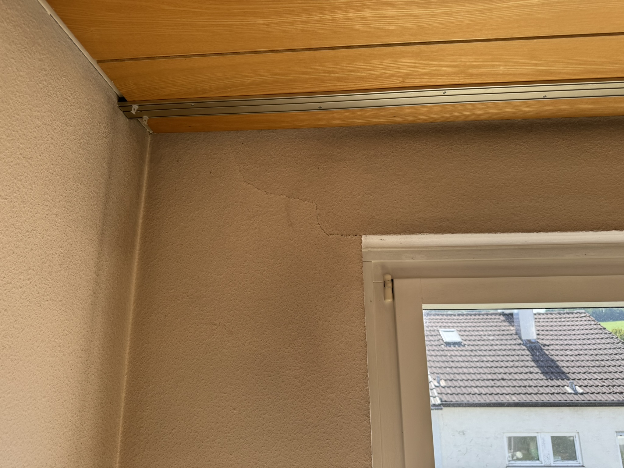 innenraum-wandriss-im-ecksbereich-fenster.JPEG