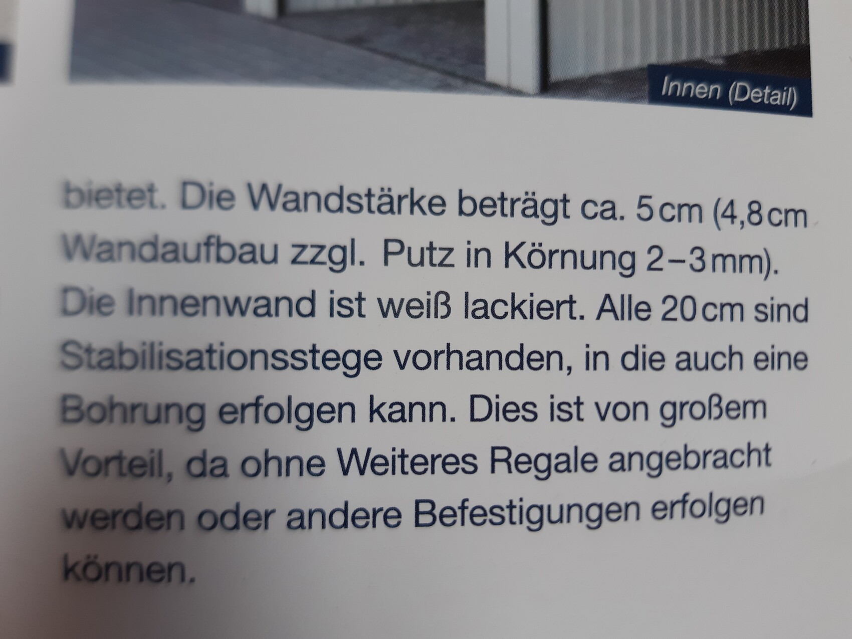 Nahaufnahme eines Textabschnitts mit Wandstärke, Innenwandfarbe und Befestigungshinweisen.