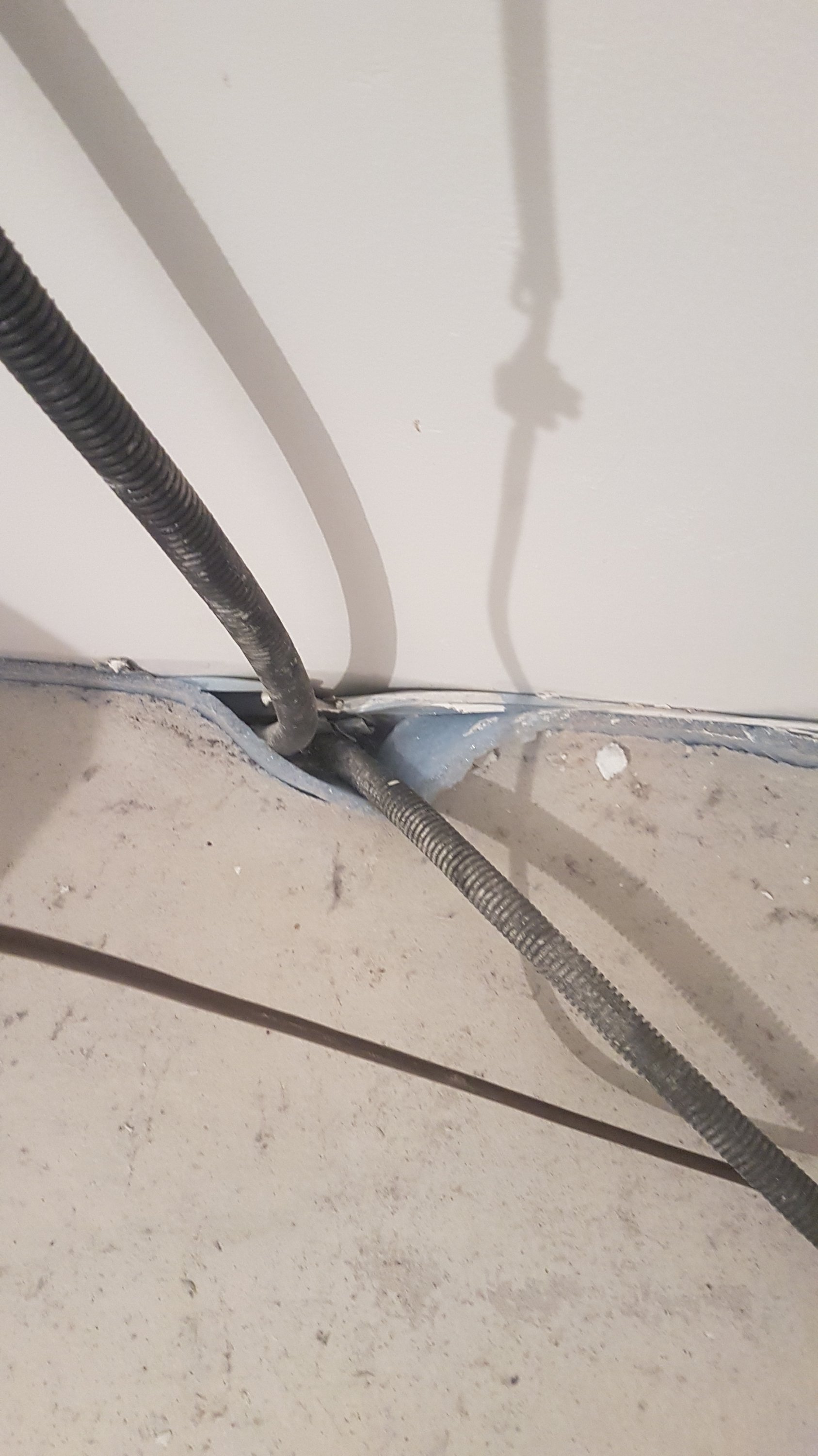 installierte-elektrische-kabel-im-bau-raum.jpg