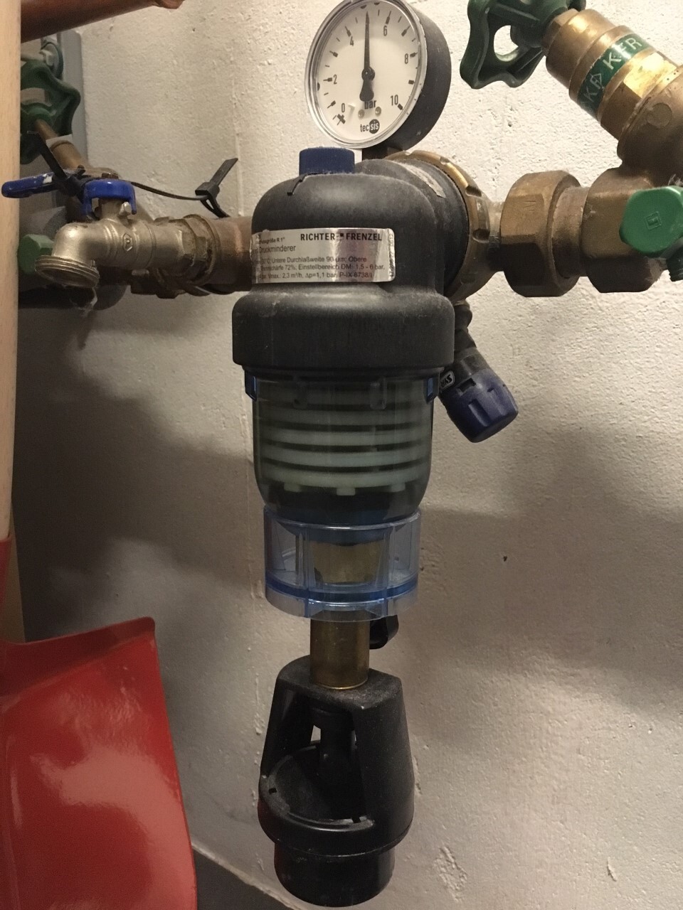 installierte-wasserfilter-anlage-mit-druckmesser-und-ventilen-im-keller.jpg
