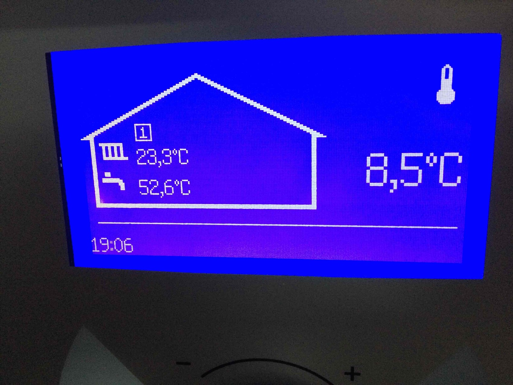 Blaue Displayanzeige mit Haus-Symbol und Temperaturwerten 28,3°C, 52,6°C, 8,5°C.