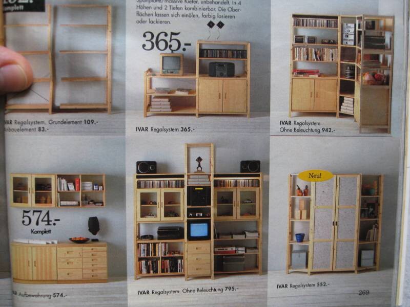 Mehrere IVAR-Regale und Schränke aus hellem Holz im Katalog.