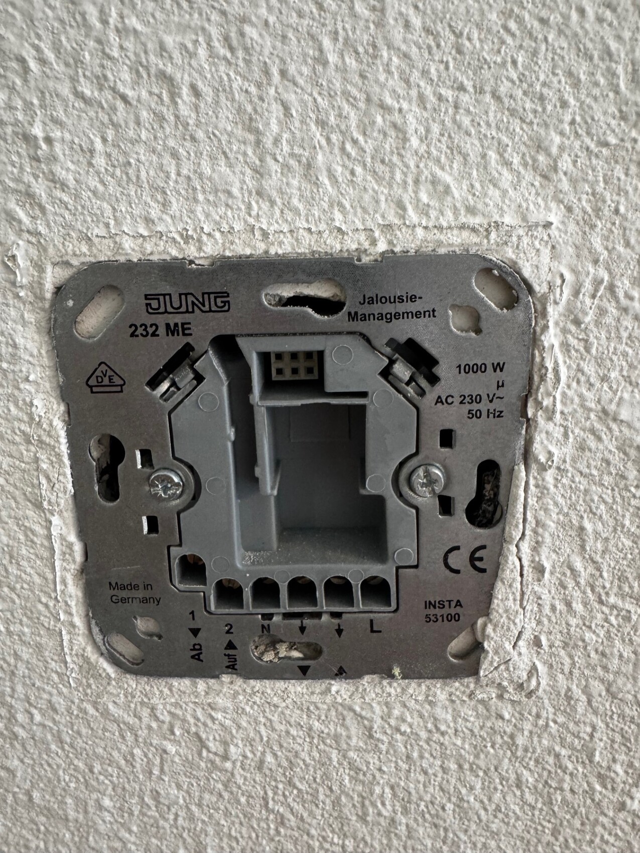 JUNG Jalousie-Management-Wandmodul mit freiem Anschlussblock in der Wand.