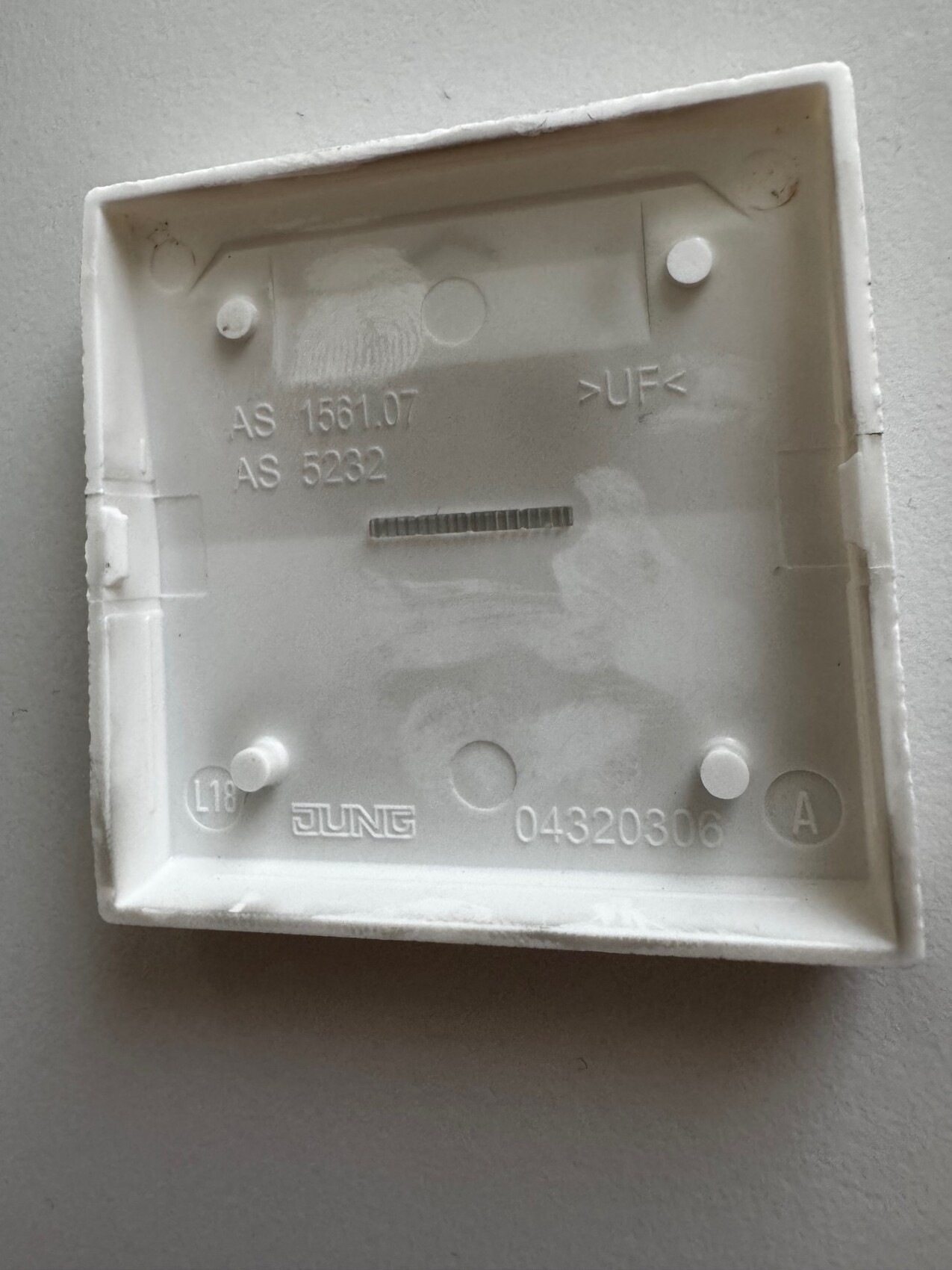 Weiße quadratische Unterputz-Wanddose Backbox mit Markenlogo JUNG