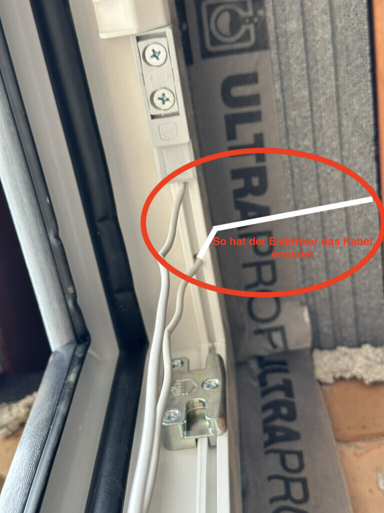 Weiße Kabel liegen lose im Fensterrahmen neben Schrauben und Dichtungen.