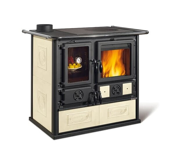 Historischer Holzofen mit zwei Türen; rechts brennt Feuer, links sichtbare Früchte im Glas.