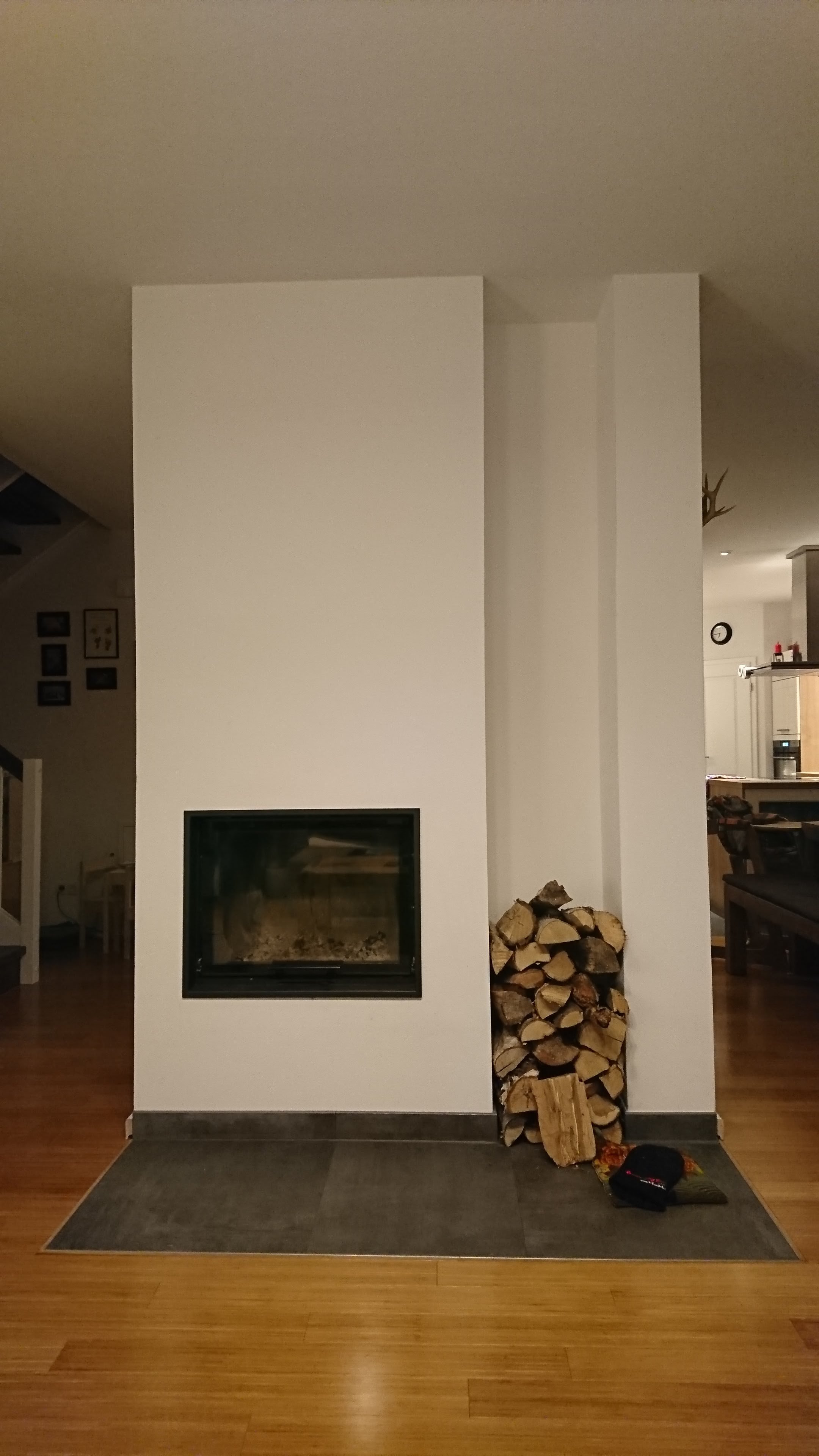 kamin-gestaltung-holzlager-nische-verkleiden-242677-1.JPG