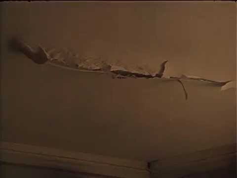 Decke mit Riss und Beschädigung im Innenraum