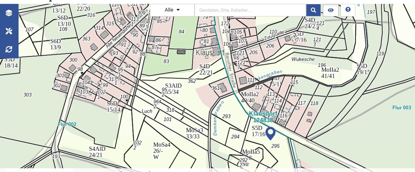 Detaillierte Karte des Ortsteils Klausdorf mit Parzellen, Straßennamen und blauem Marker.