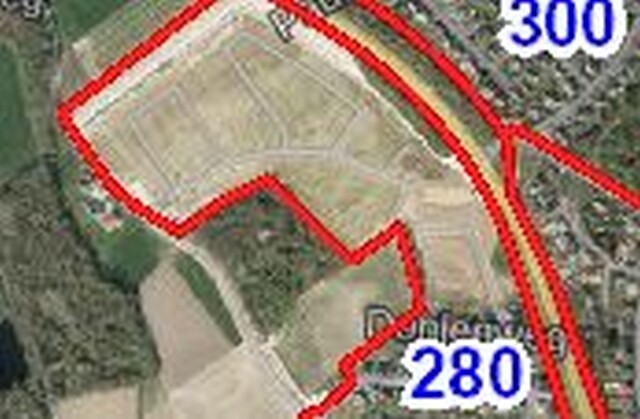 Satellitenbild mit roter Parzellenumrandung über Feldern; blaue Nummern 300 und 280.