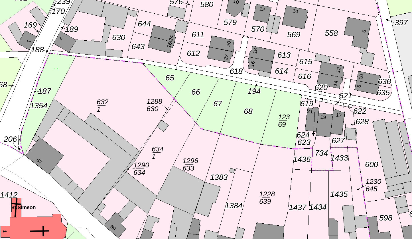 Kadastrale Karte: Parzellen mit Nummern, Gebäuden, Grünflächen und Straßen.