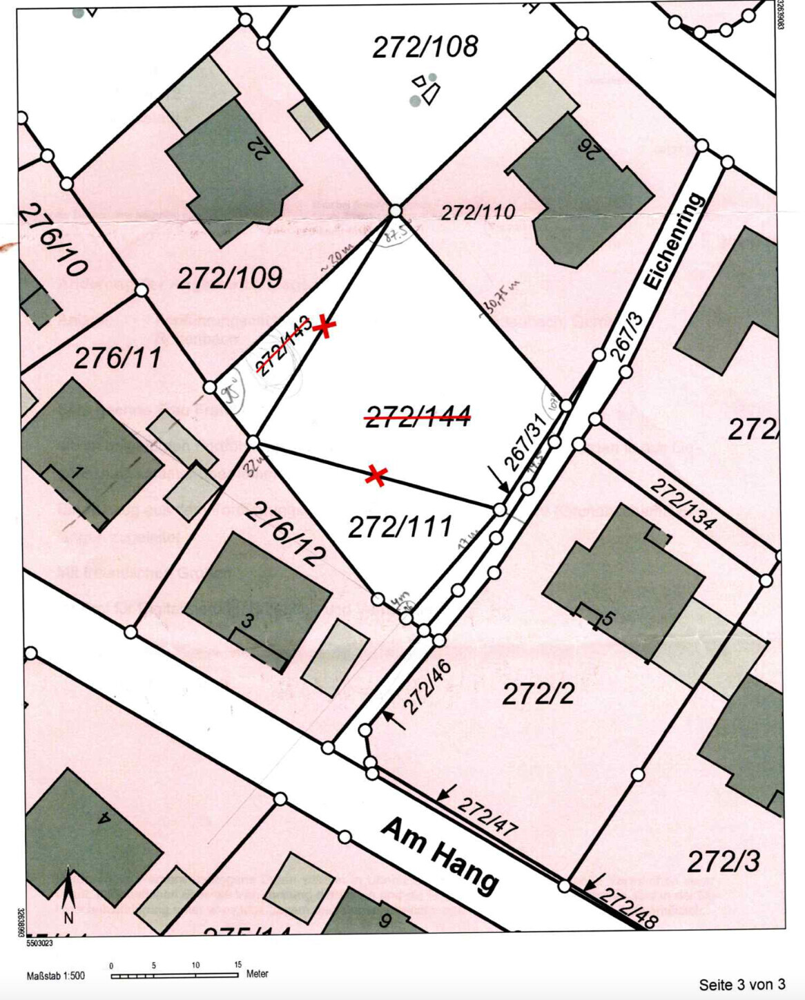 Flurkarte mit Grundstücken und Grenzen; zwei rote Kreuze markieren Punkte an der Straße Am Hang.