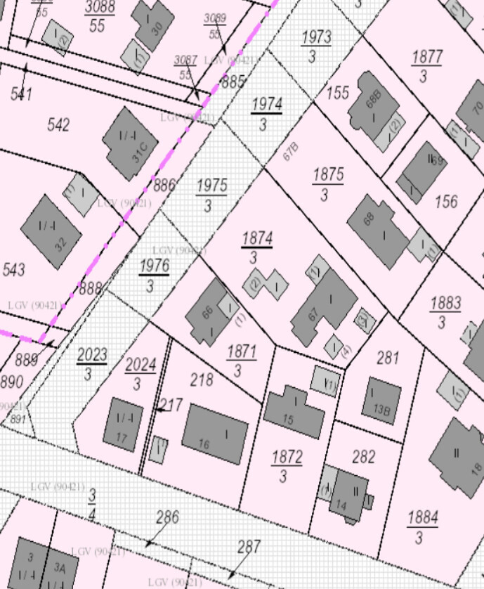 Lageplan von Grundstücksparzellen mit Gebäuden (grau), Parzellen-Nummern und Straßenverlauf.