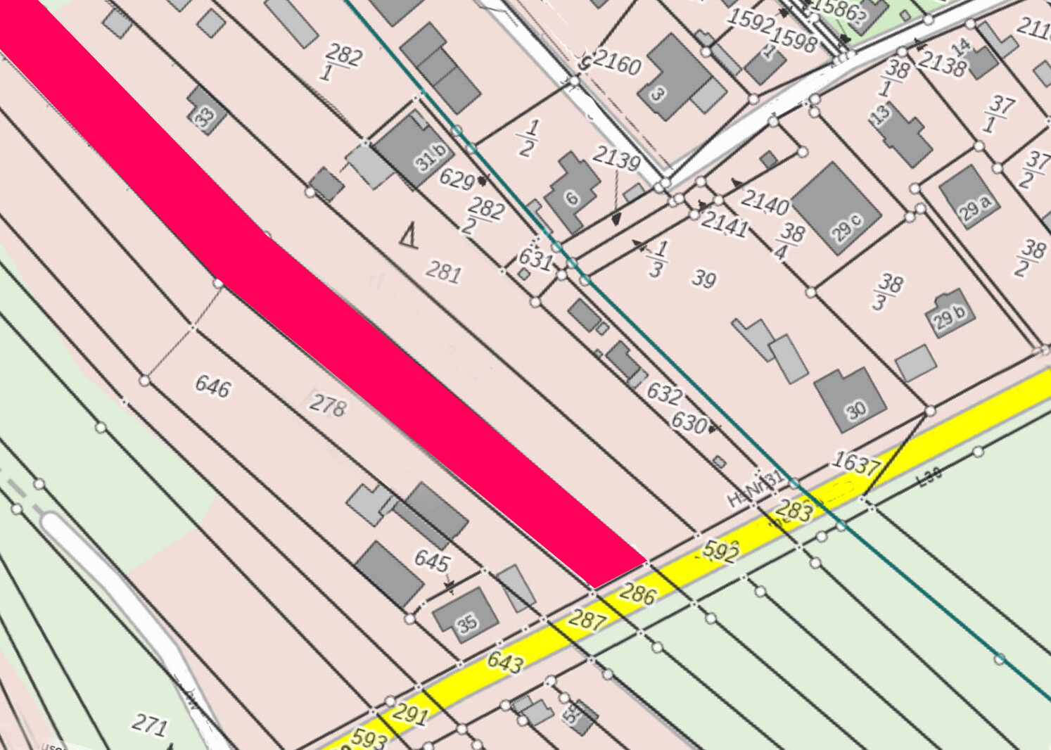 Katasterkarte: rotes diagonales Grundstücksareal, gelbe Straße und Parzellenlinien.