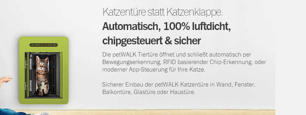 Grünes Wandgerät mit offenem Katzenportal; Eine Katze blickt hinein.