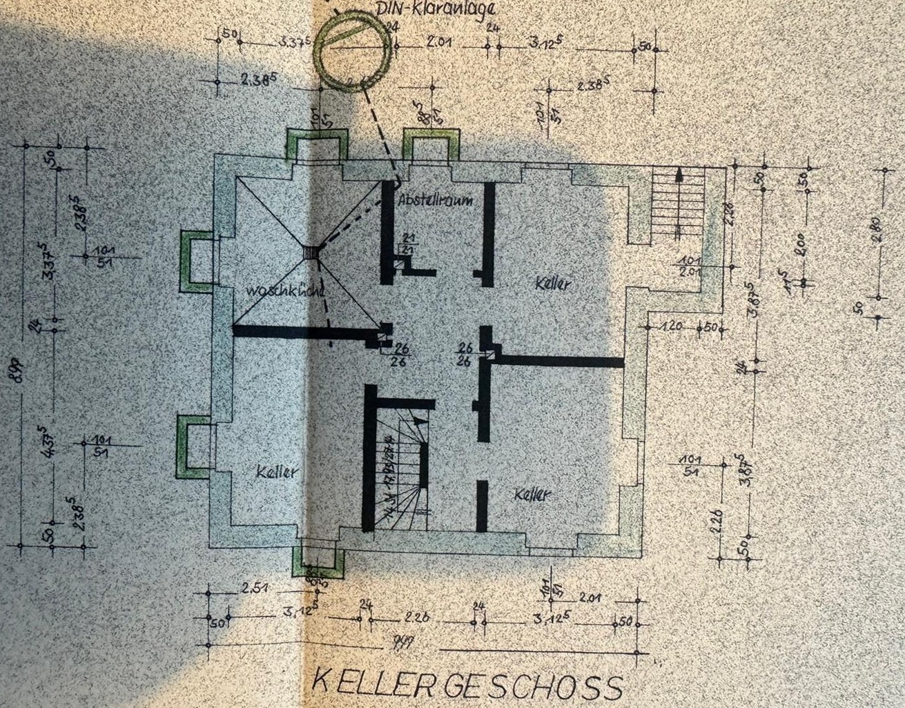 Grundriss Kellergeschoss: Waschküche, Abstellraum, Kellerräume und Treppenhaus.