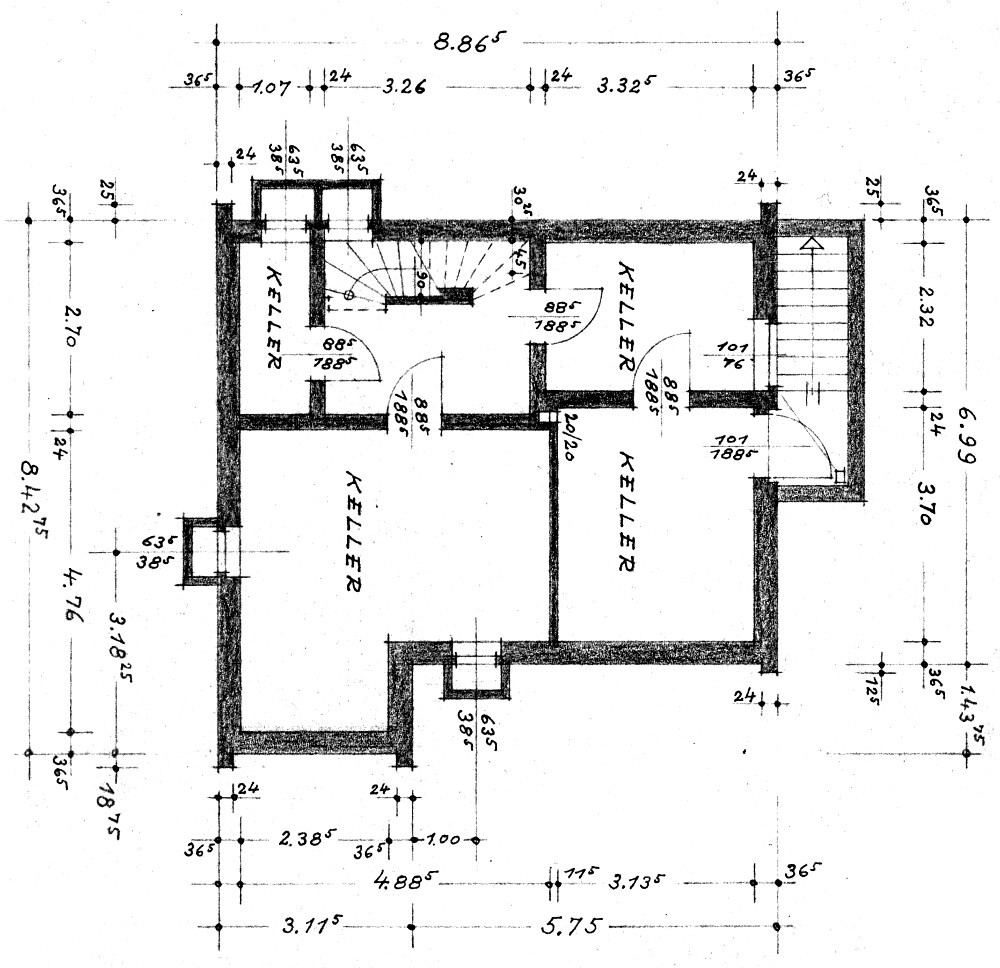 Grundriss eines Kellergeschosses mit Treppenaufgang, Wänden, Türen, Maßangaben