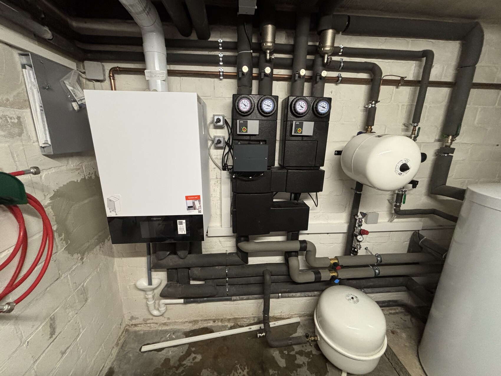 Kellerraum mit Heizungsanlage, Boiler, Pumpen, Druckmesser und Ausdehnungsgefäß