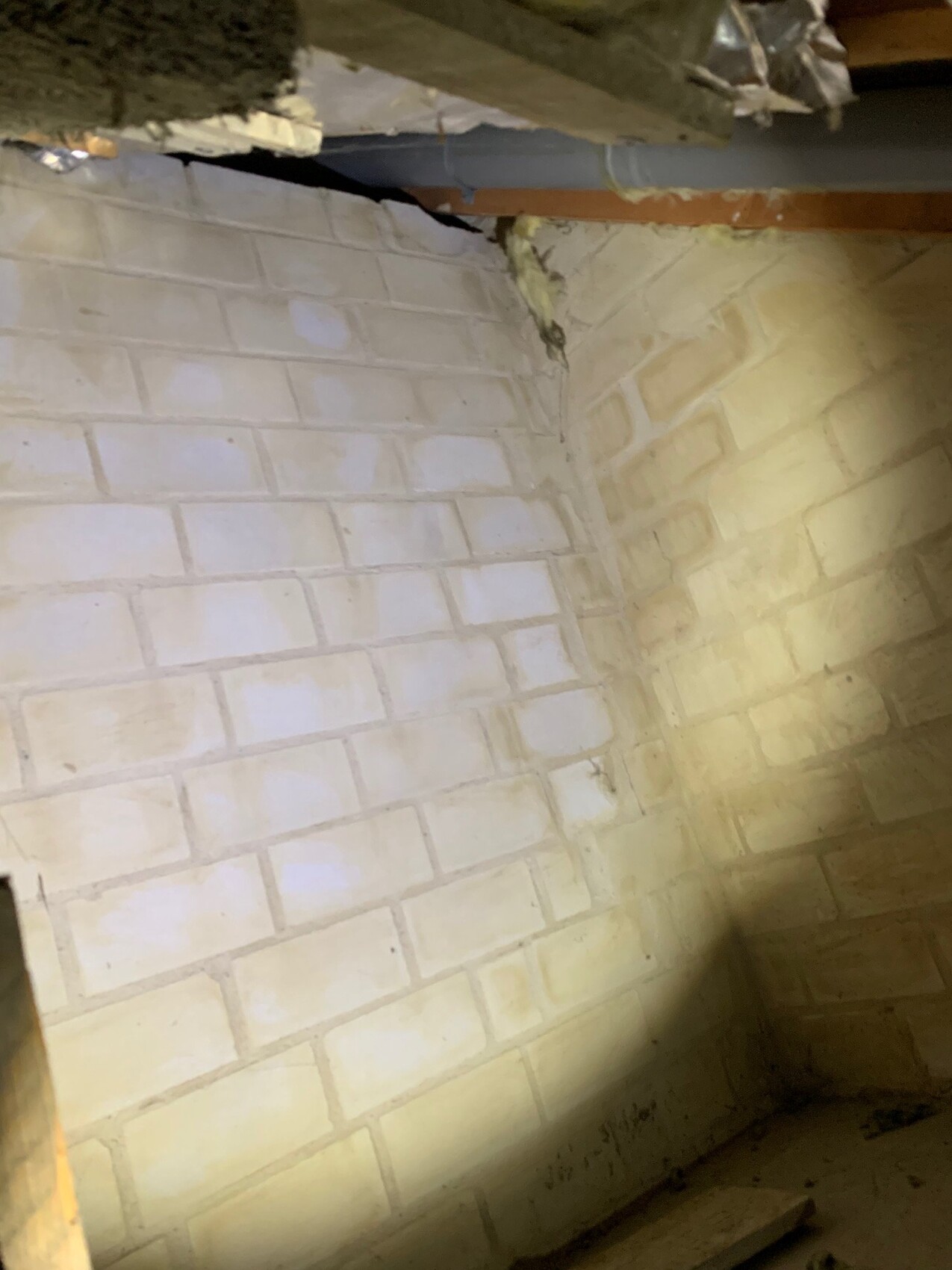 Kelleruntergeschoss mit Betonblock-Wänden, Rohbau-Fundamenten und sichtbaren Rohrleitungen