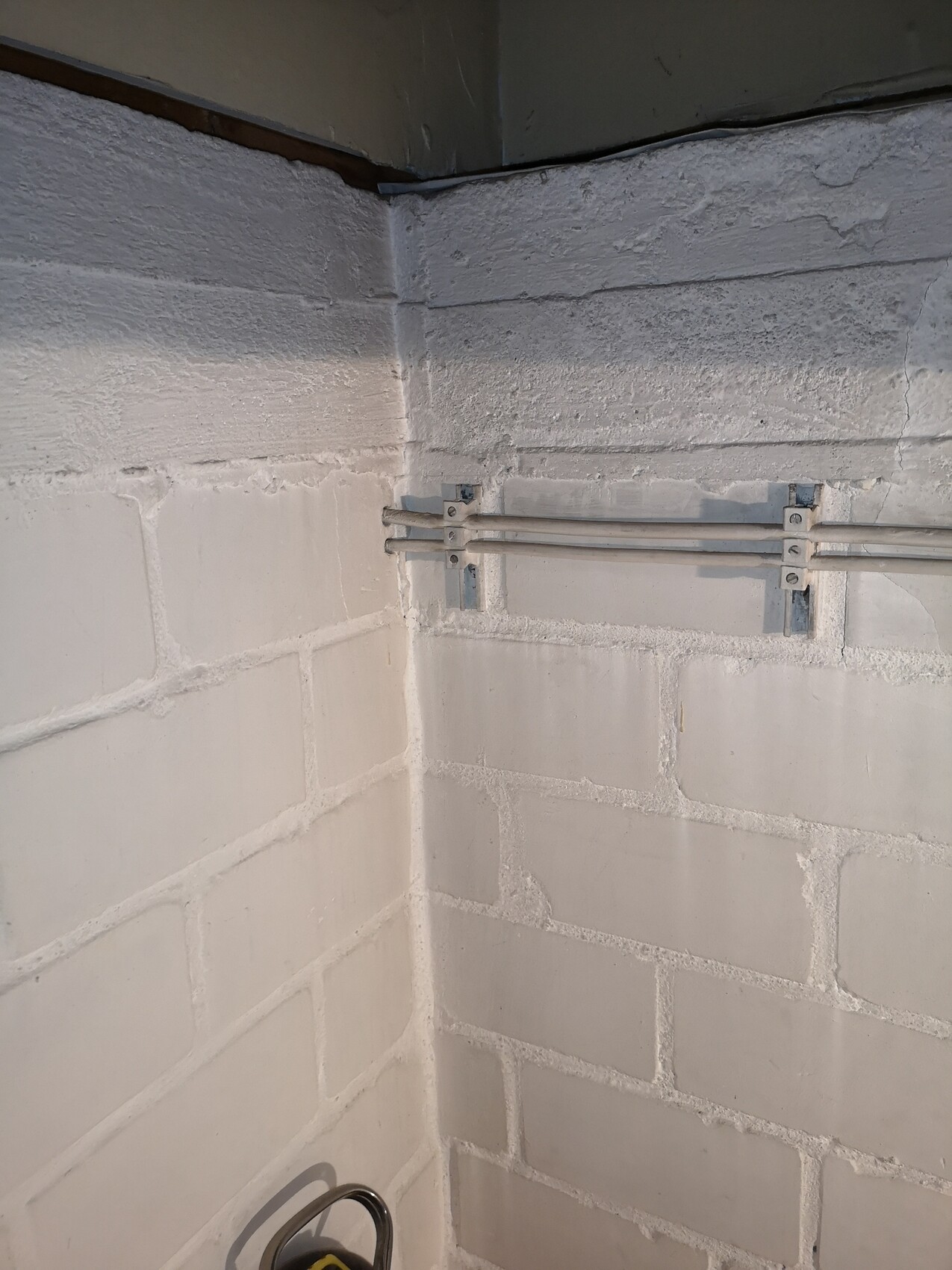 keller-wand-rohre-haustechnik.jpg
