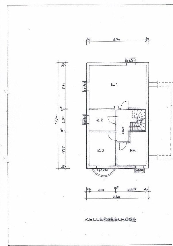 Grundriss eines Kellergeschosses mit mehreren Räumen, Treppen und Türen