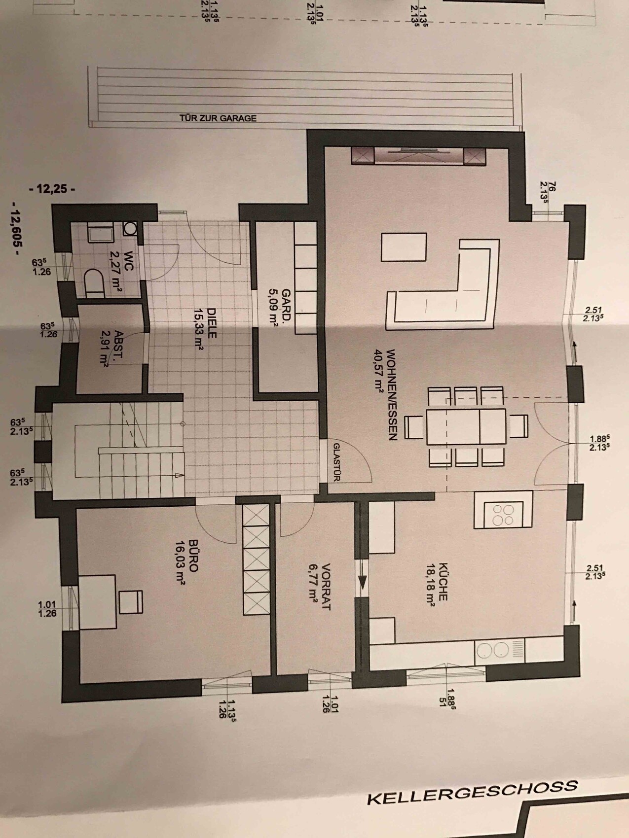 Grundriss Kellergeschoss mit Wohnzimmer, Küche, Flur und Treppenaufgang