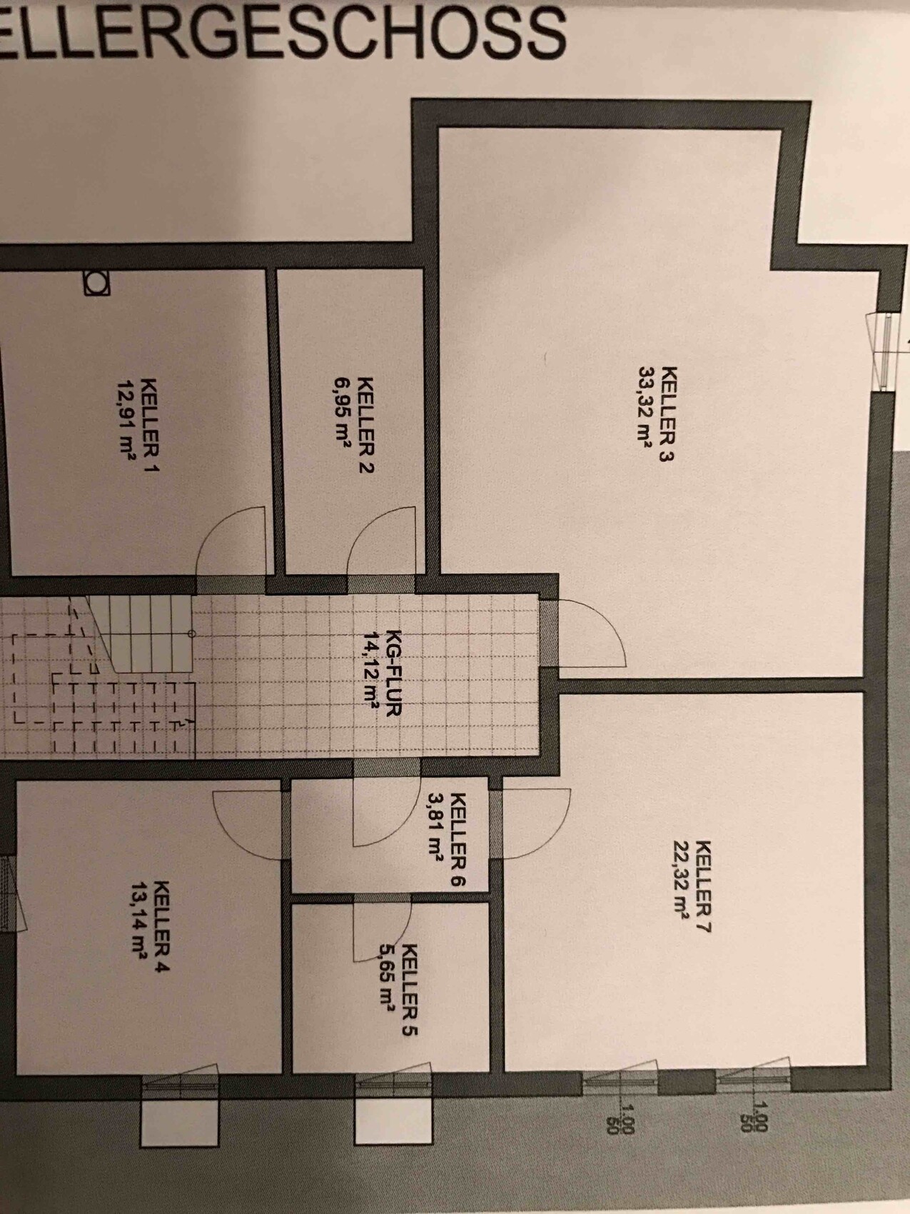 Kellergrundriss eines Hauses mit mehreren Kellerräumen und Treppenaufgang