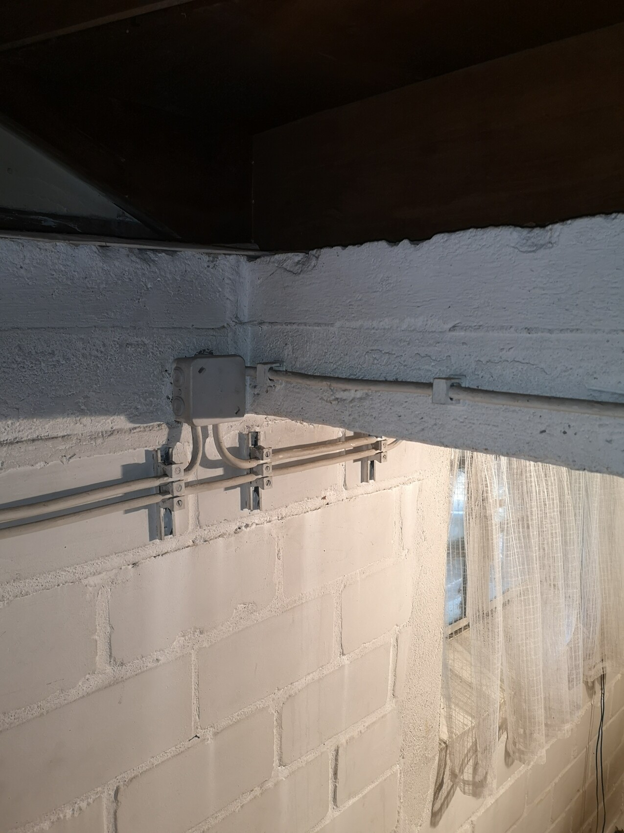 kellerraum-leitungen-und-elektrische-installation.jpg