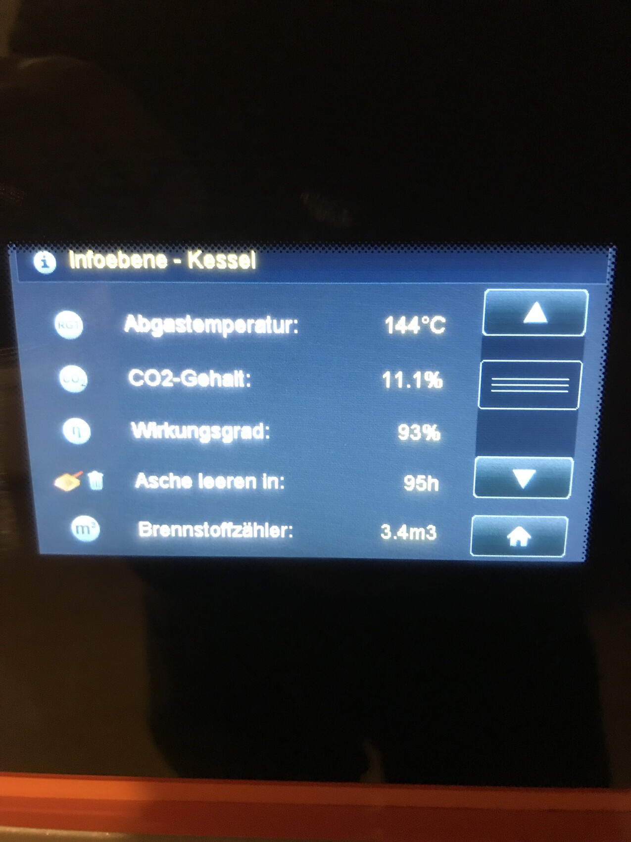 Infodisplay zeigt Kesselparameter wie Abgastemperatur, CO2-Gehalt und Wirkungsgrad.
