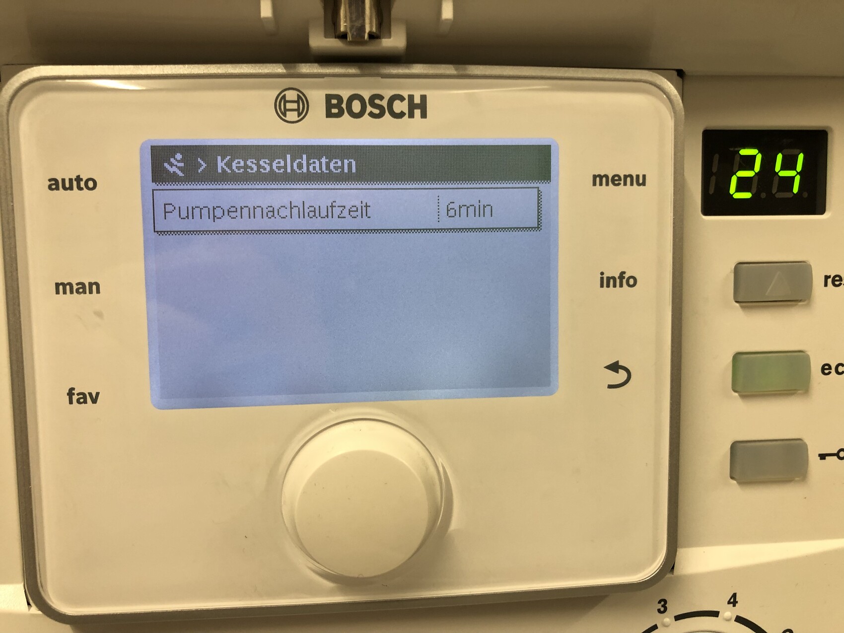 Bosch-Kesselsteuerung: Display mit Kesseldaten, Pumpennachlaufzeit 6min; links auto/man/fav, 24.