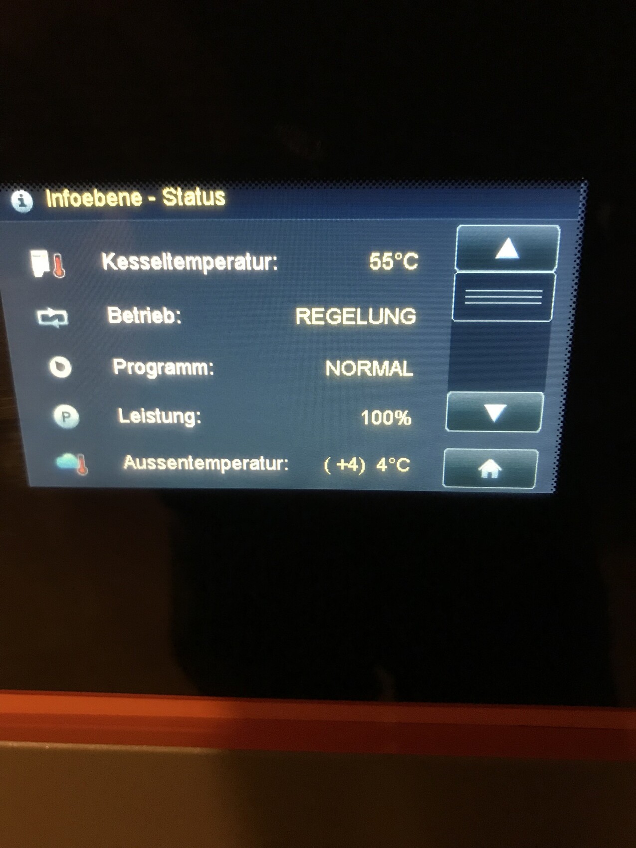 Anzeige eines Heizkessel-Status mit Temperatur, Leistung und Außentemperatur