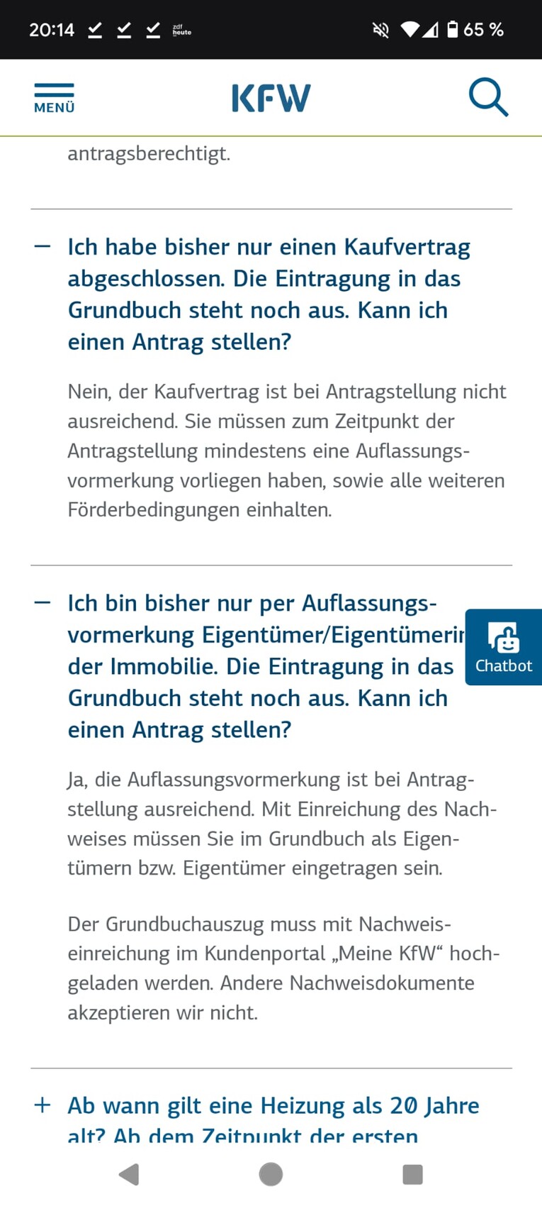 KfW-FAQ-Seite mit zwei blauen Überschriften-Abschnitten und Chatbot-Icon rechts.