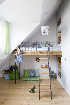 Kinderzimmer mit Hochbett, Leiter, Spielzeug und Holzfußboden im hellen Raum.