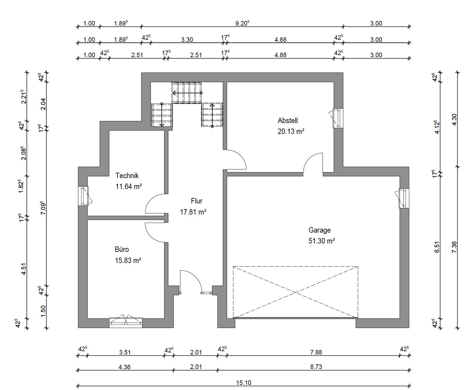 Grundriss eines Gebäudebasements mit Technik, Büro, Flur, Abstellraum und Garage.