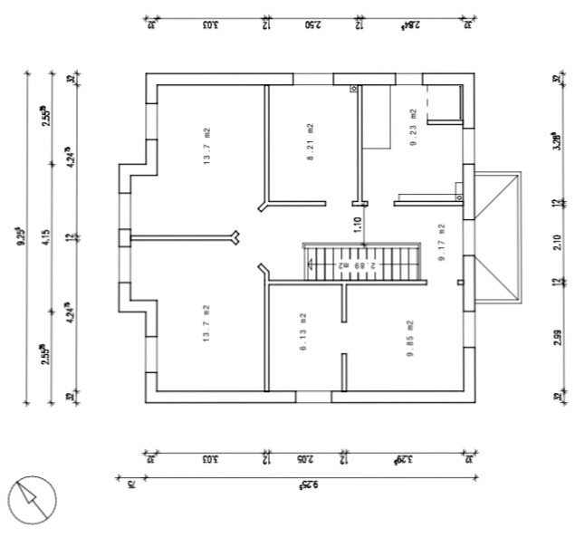 Grundriss eines Wohnhauses mit mehreren Räumen, Treppe und Fluren.
