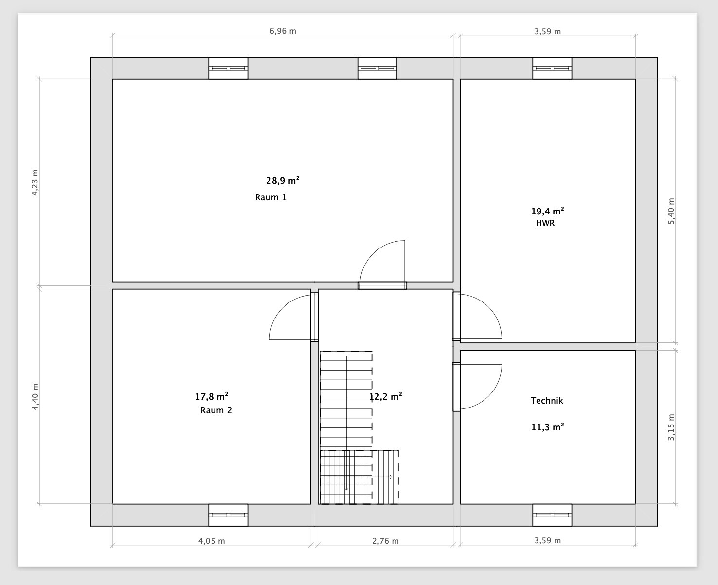 Grundriss eines Gebäudes mit vier Räumen (Raum 1, Raum 2, HWR, Technik) und Treppenhaus.