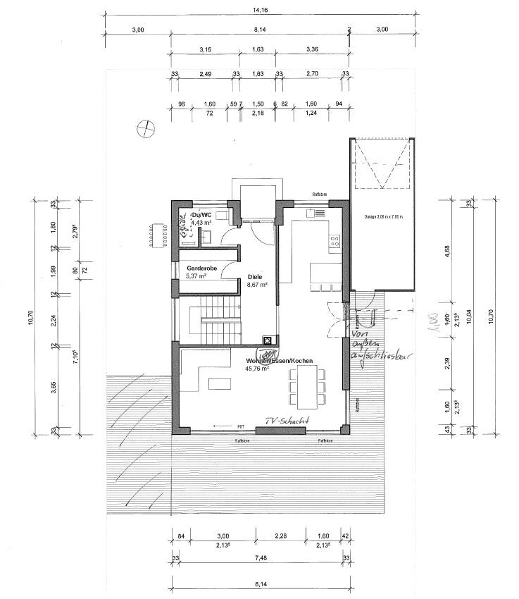 Grundriss eines Hauses mit Wohn-/Ess-/Kochbereich, Diele, Garderobe, WC, Treppe und Garage.