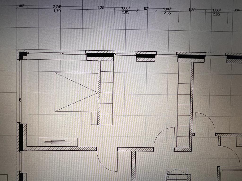 Grundriss eines Innenraums mit Wänden, Türen, Treppe und Fenstern an der oberen Wand.